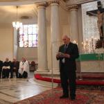Prof. K. Karski czyta laudację dla R. Michalak Zasłużony dla tolerancji