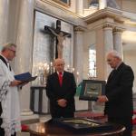 Prof. K. Karski i Ks. P. Gaś wręczają medal Zasłużony dla tolerancji Romanowi Michalakowi